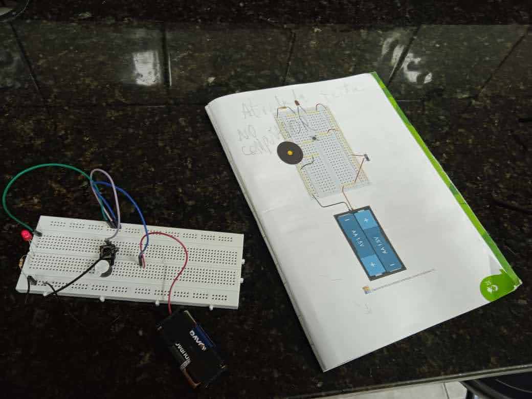 No Laboratório de Programação e Robótica, alunos aprendem a programar circuitos eletrônicos (2021)